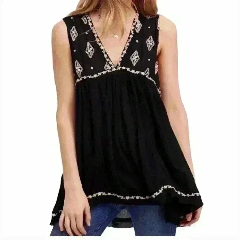 Free People Women's Black and White Sleeveless Diamond Embroidered Trendy Top XS
